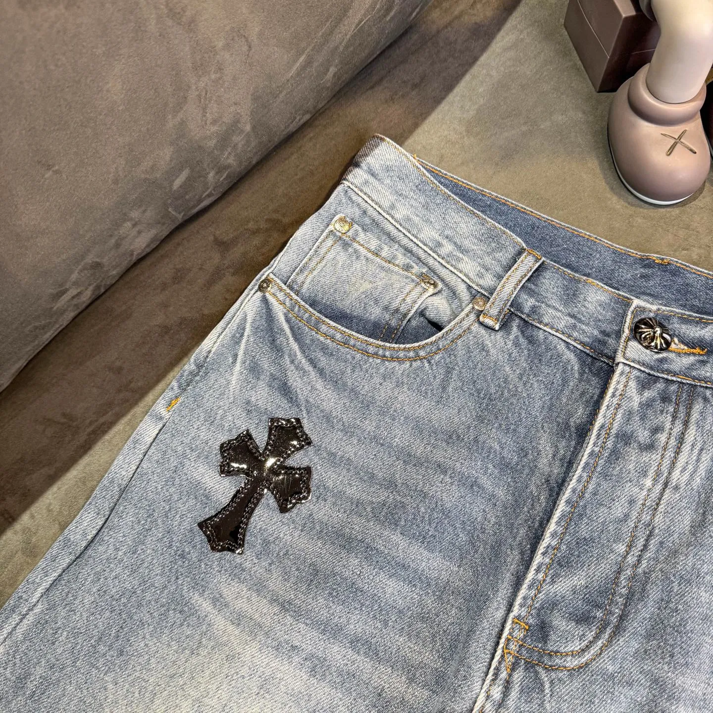 P280 Chrome Hearts blue denim with red black panther pattern multi-leather jeans. CH jeans need to be washed and then disassembled and hand-stitched with sheepskin cross leather and then spliced ​​to complete. The whole piece has too many craftsmanship to explain. The patchwork cross pattern is embellished, and the high-waisted washed jeans! ! Absolutely high-end luxury products, god-level single products and super popular products, made with top heavy industry, a must-see magic weapon. Customized hardware. The fabric is thick and soft after washing. It has good breathability. Customized small leather label. Unique design. The details are simple and elegant, and the workmanship is exquisite. The entire trousers are neatly routed and the details are in place! It’s so cool that both men and women can easily control the genderless trend! Color: Blue Size: 28 30 32 34 36